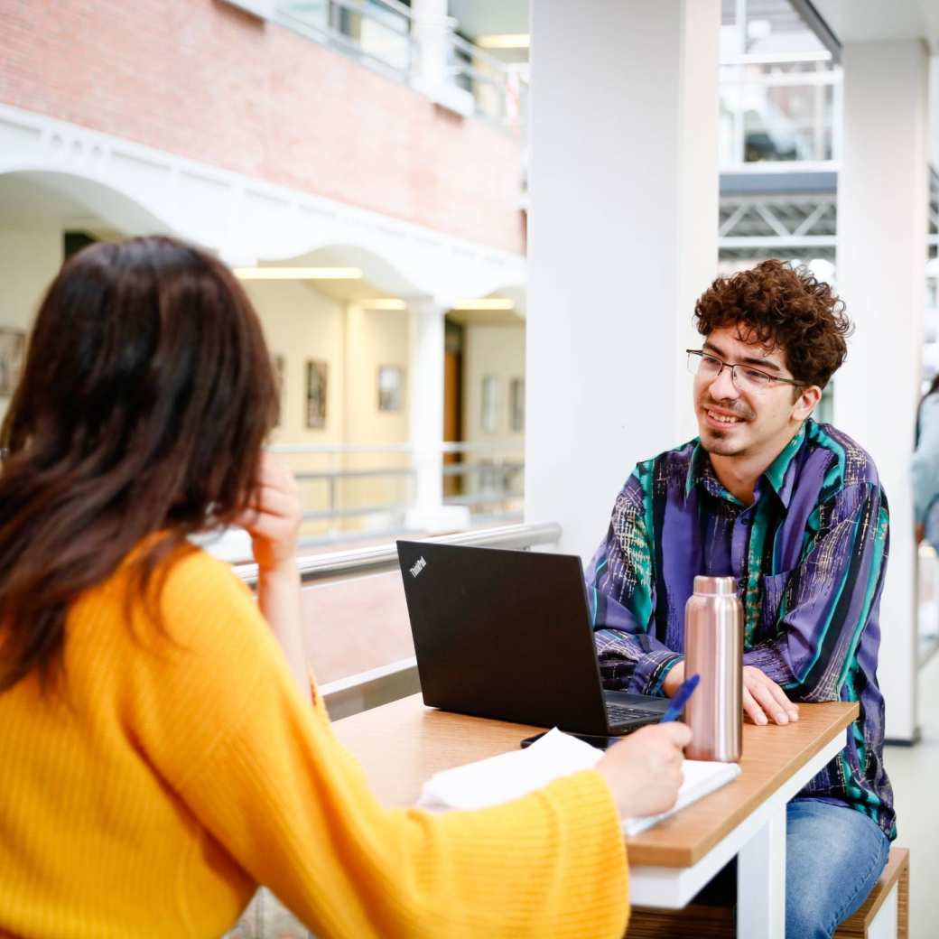 2 studenten Social Work zoeken de Instagrampagina.