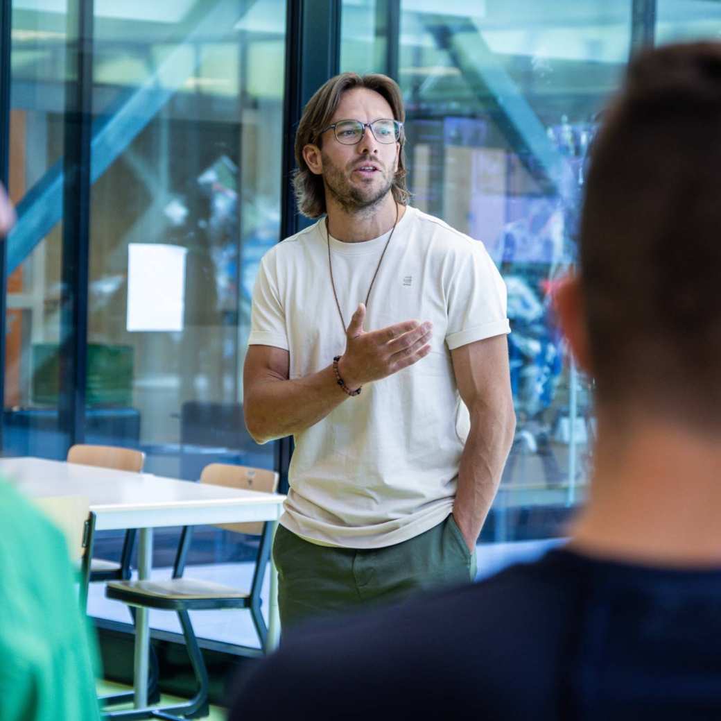 student legt uit voor klas op papendal