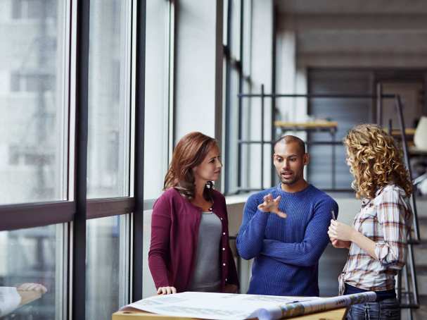 Financieel professional in overleg met klant op locatie, finance, financieel, AFEM, MIAM, master integraal adviseur MKB, stockfoto