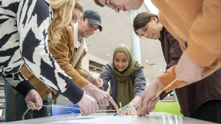 Studenten en docent spelen een stiftspel