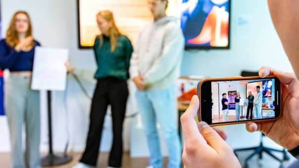 master sport en beweeginnovatie voltijd in de klas student filmt zijn groepje 2024