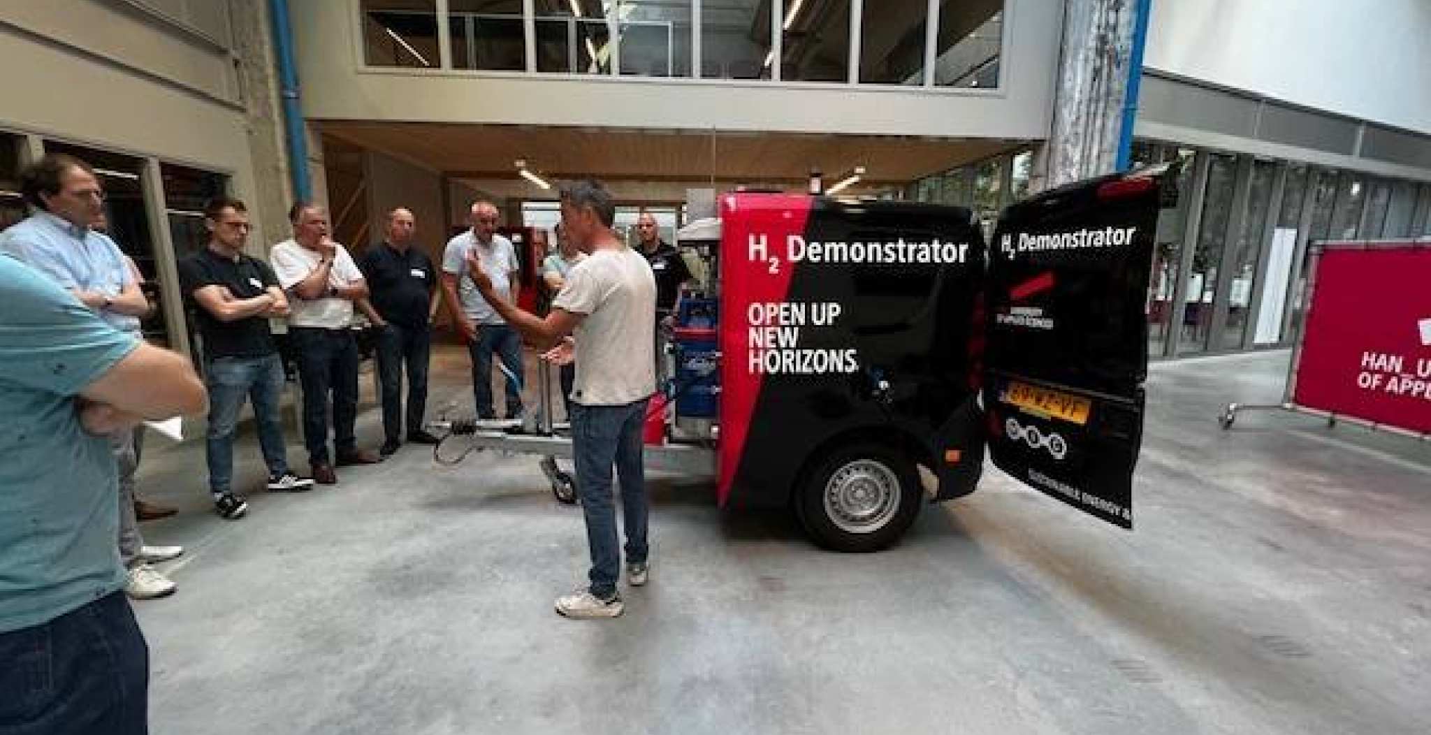 Deelnemers kick-off H2 NPD krijgen uitleg rondom de H2 Demonstrator