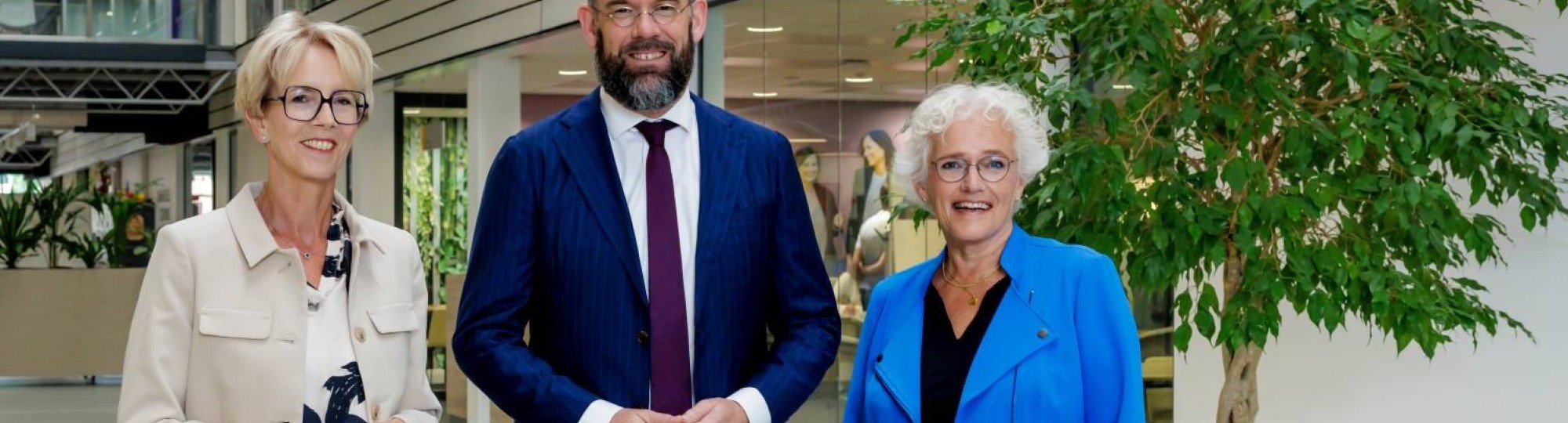 5 studenten aan een tafel