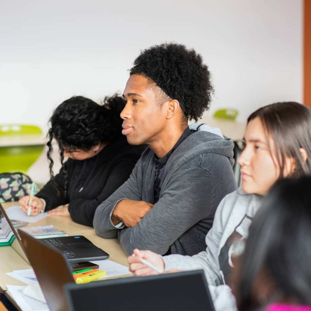 Foto Master Academie Educatie. Studenten luisteren aandachtig. 