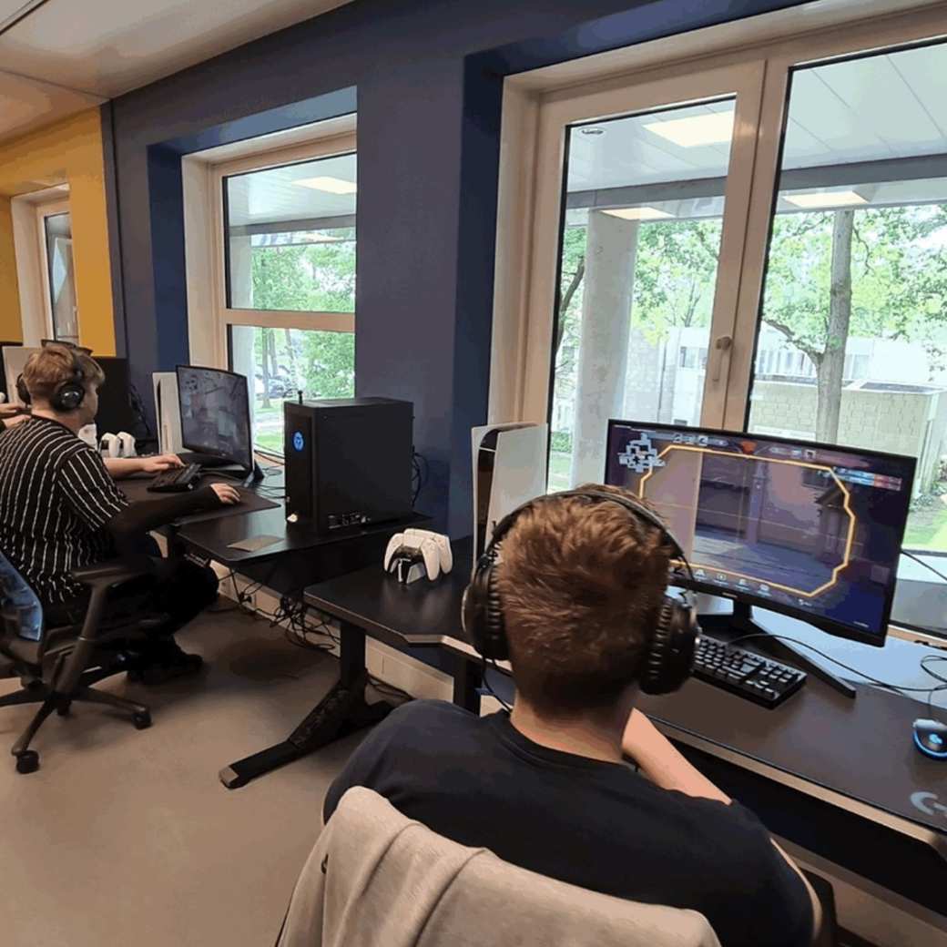 Esports talenten achter hun computer in het Esports Talent Center