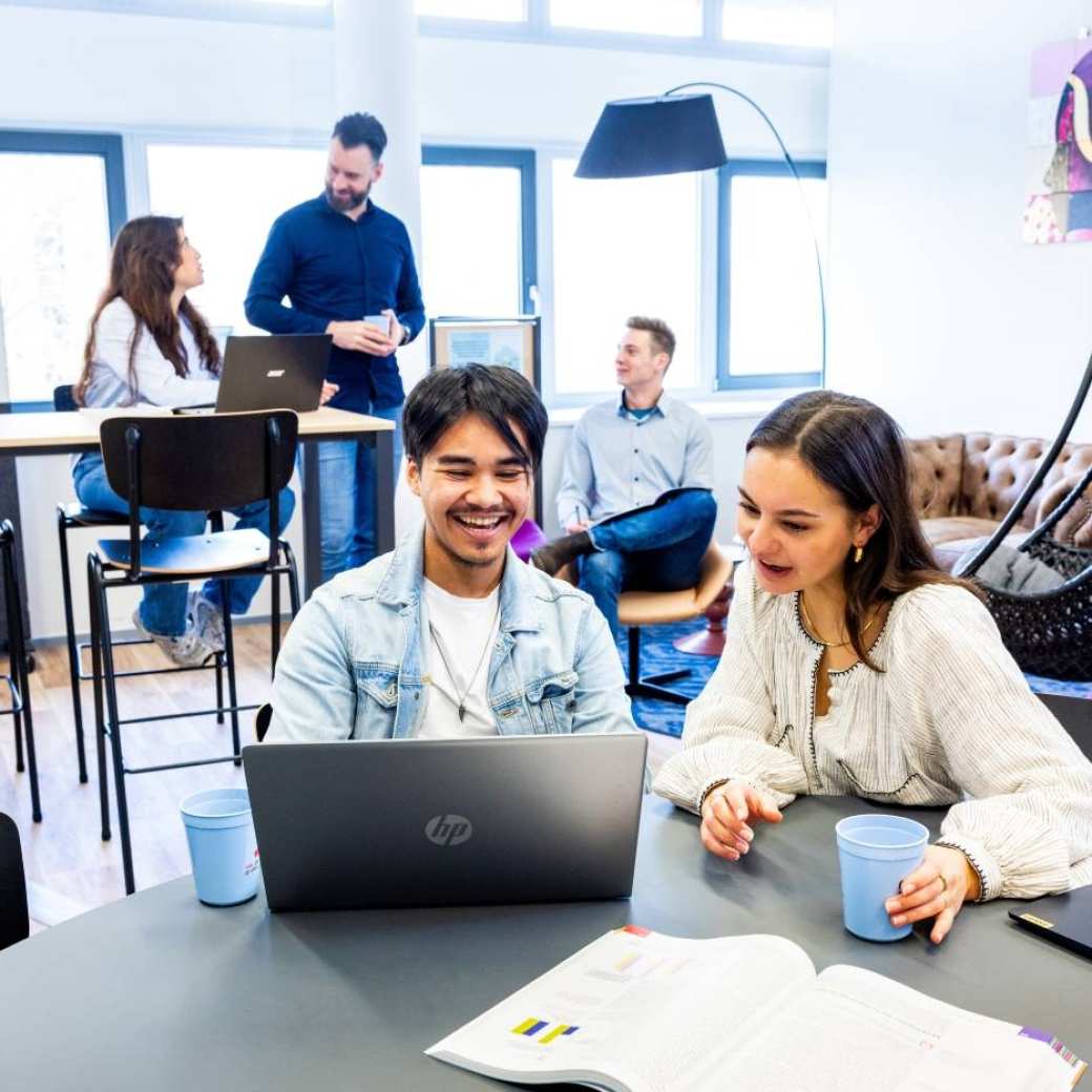 Studenten HAN Toegepaste Psychologie achter de laptop