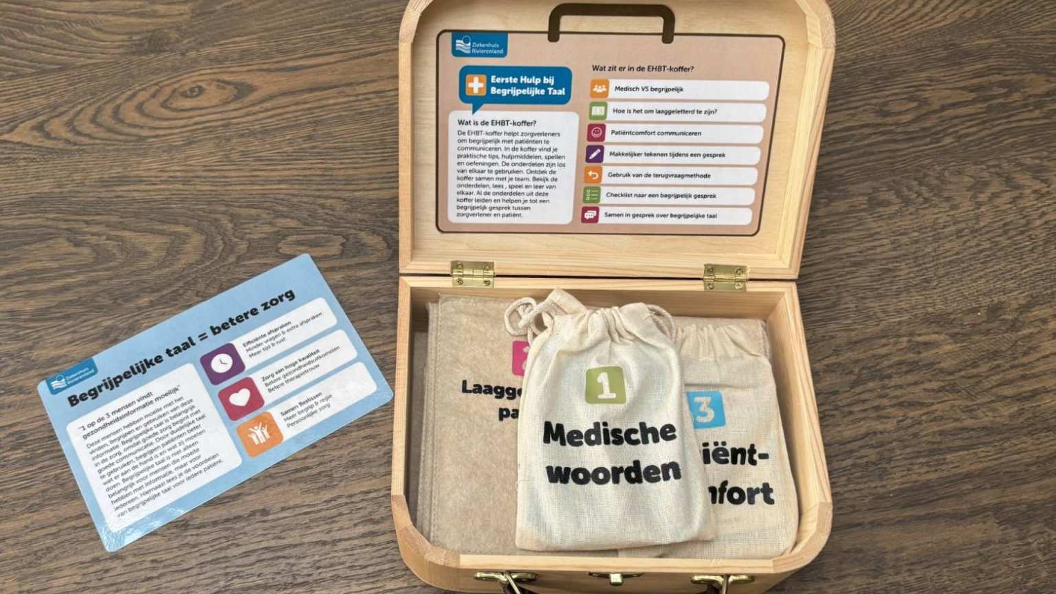Mirte van Doorn bij de door haar ontwikkelde Taalkoffer, met spellen en tools voor zorgverleners om hen te oefenen met begrijpelijke taal met cliënten te communiceren.