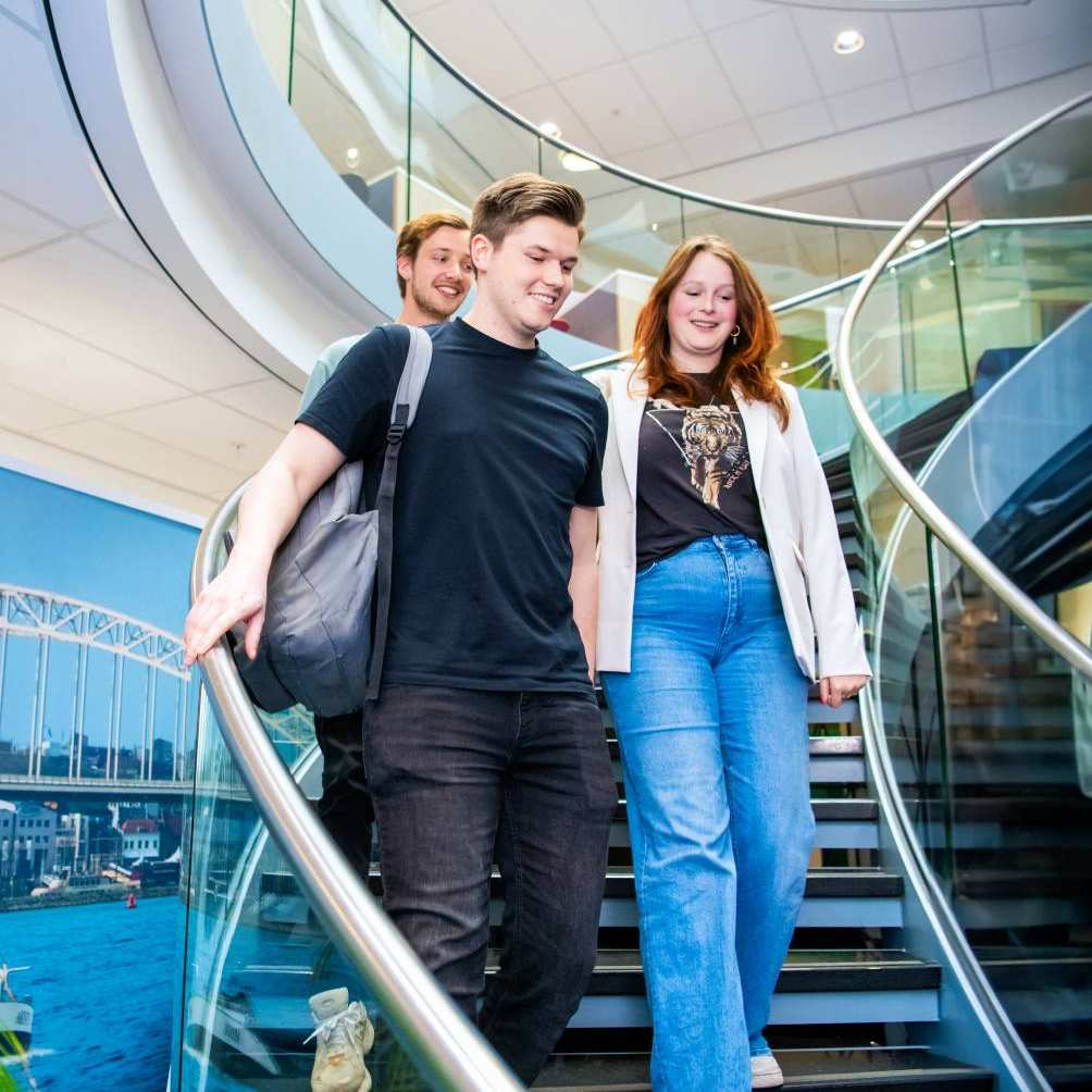 Commerciële Economie studenten op wenteltrap campus