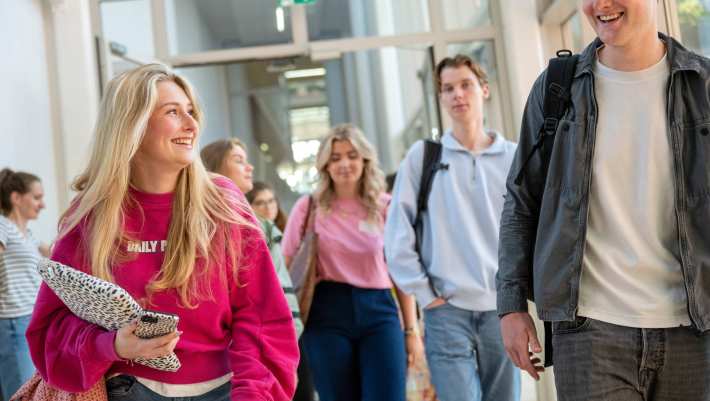 studenten in de gang komen proefstuderen of meelopen