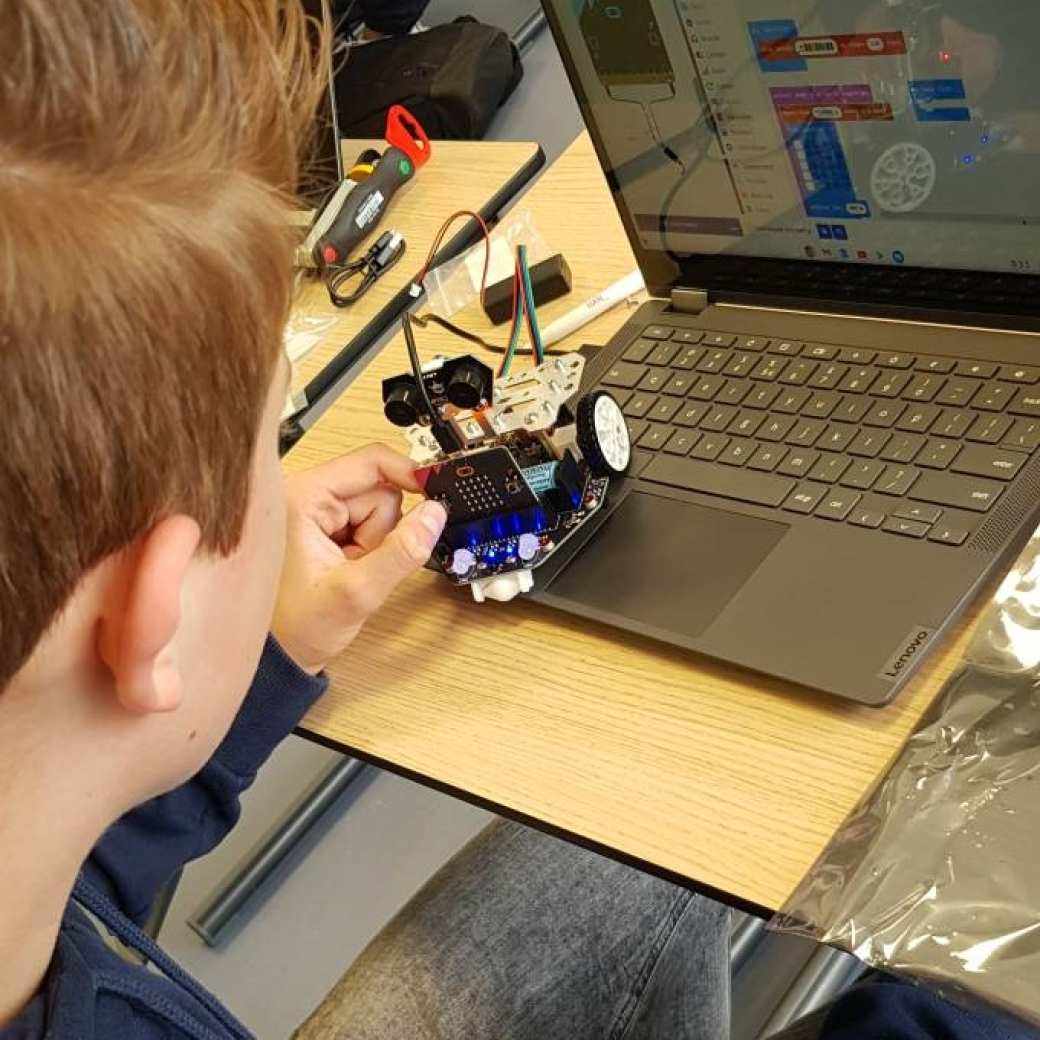 Alex doet mee aan de workshop zelfrijdende robot programmeren met microbit tijdens Q-highschool op de HAN