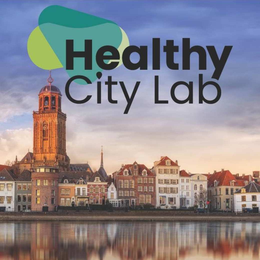 Afbeelding van de Ijsselkade in Deventer, met de tekst Healthy City Lab bovenaan in beeld en onderaan logo's van alle partners