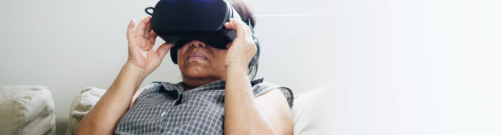 virtual reality, ouder persoon met VR-bril