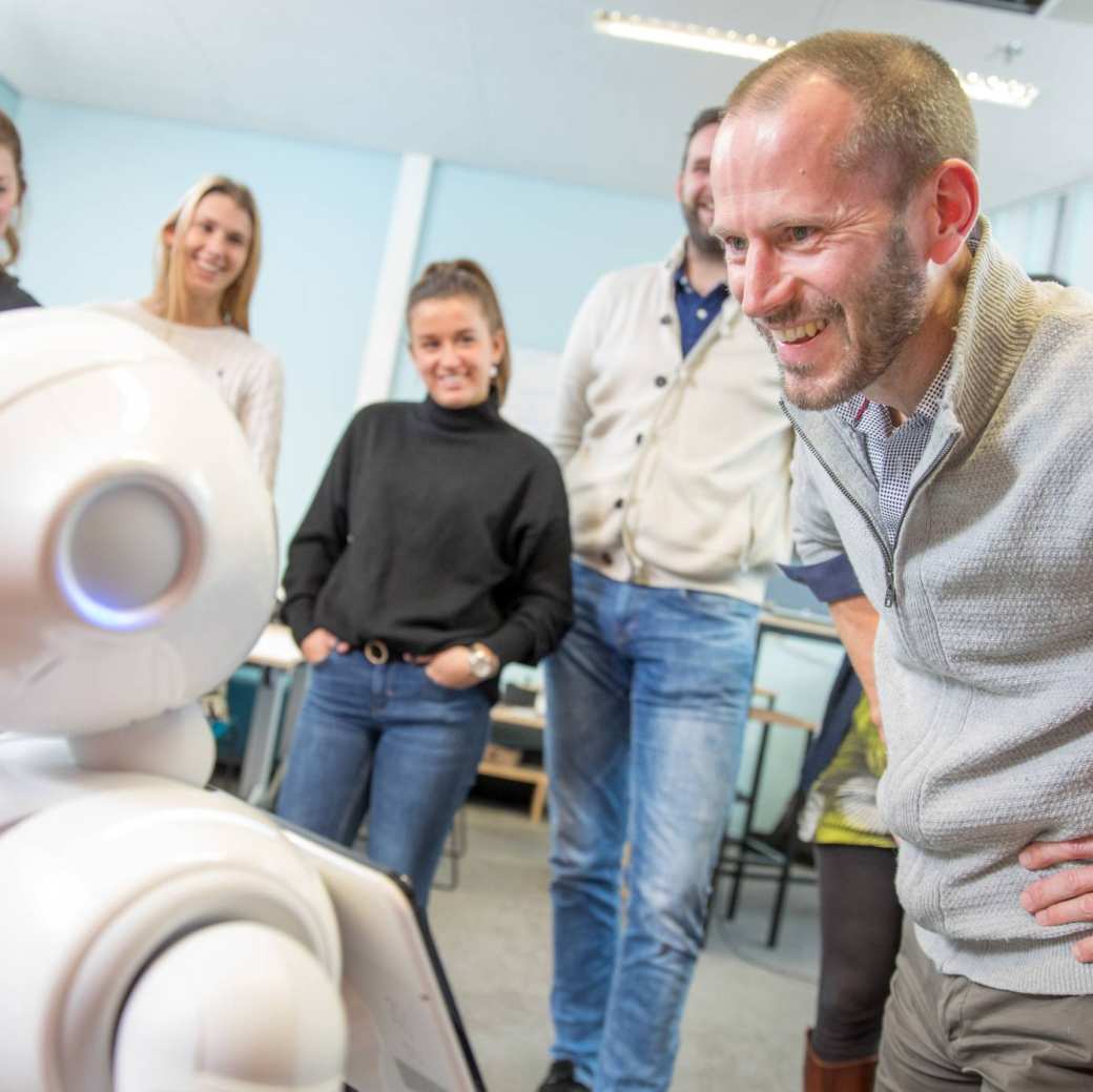 studenten aan het werk met robot