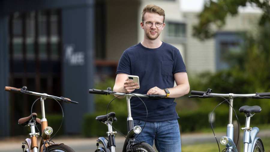 student automotive parkeert fiets