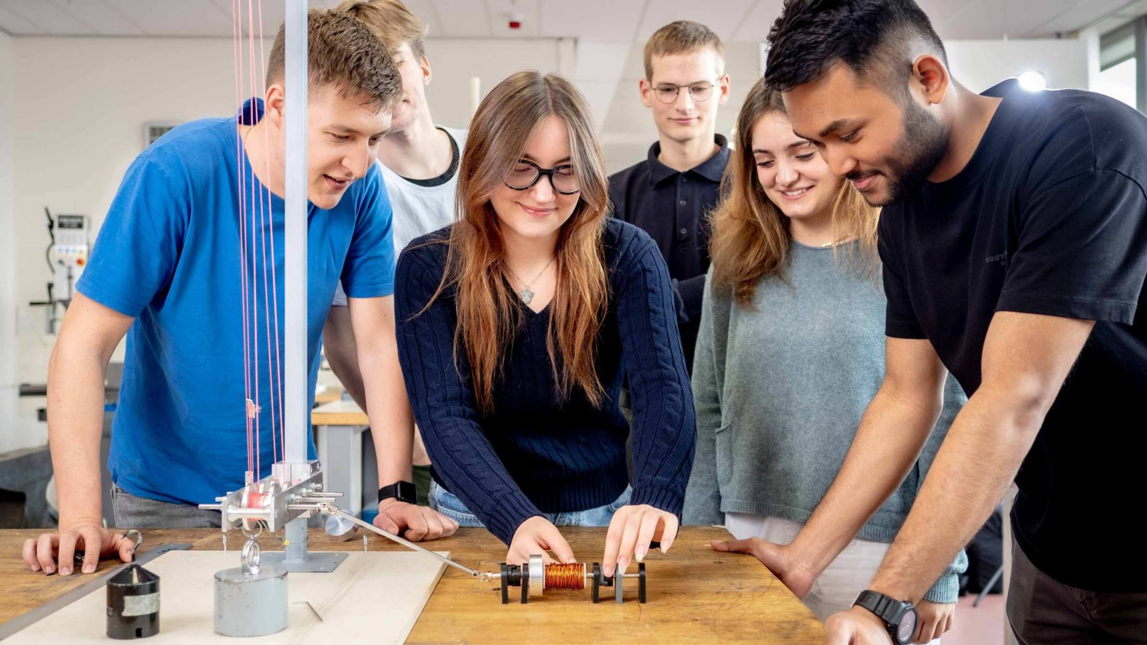 Studenten werktuigbouwkunde doen testen met een katrol en een spoel.