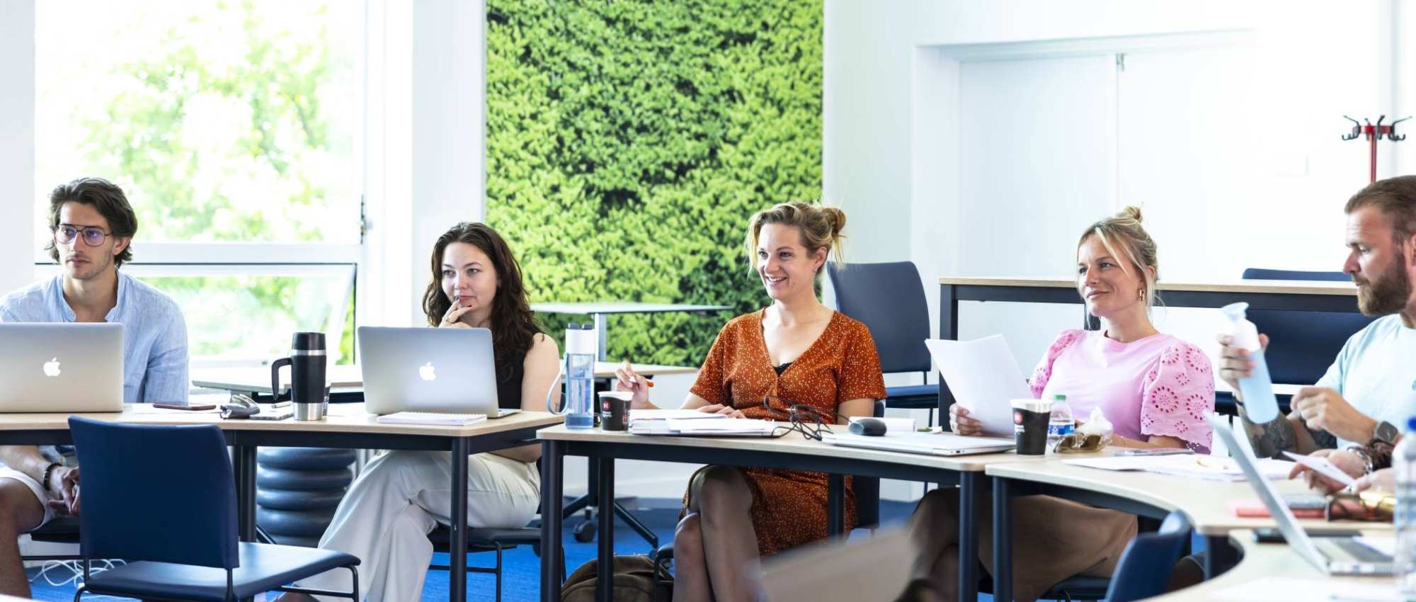 Studenten van de Master Social Work luisteren en lachen.