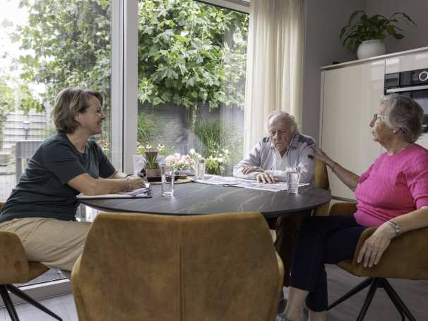 ouderen aan tafel met zorgverlener. foto via Ruth Pel Vilans zonder AVG gebruiken.