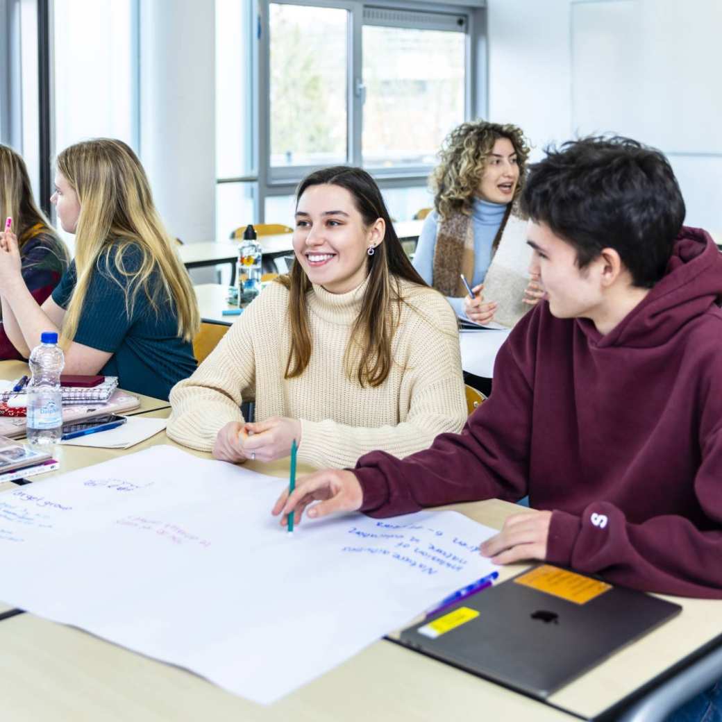 Studenten Social Work in een college op de HAN, K33.