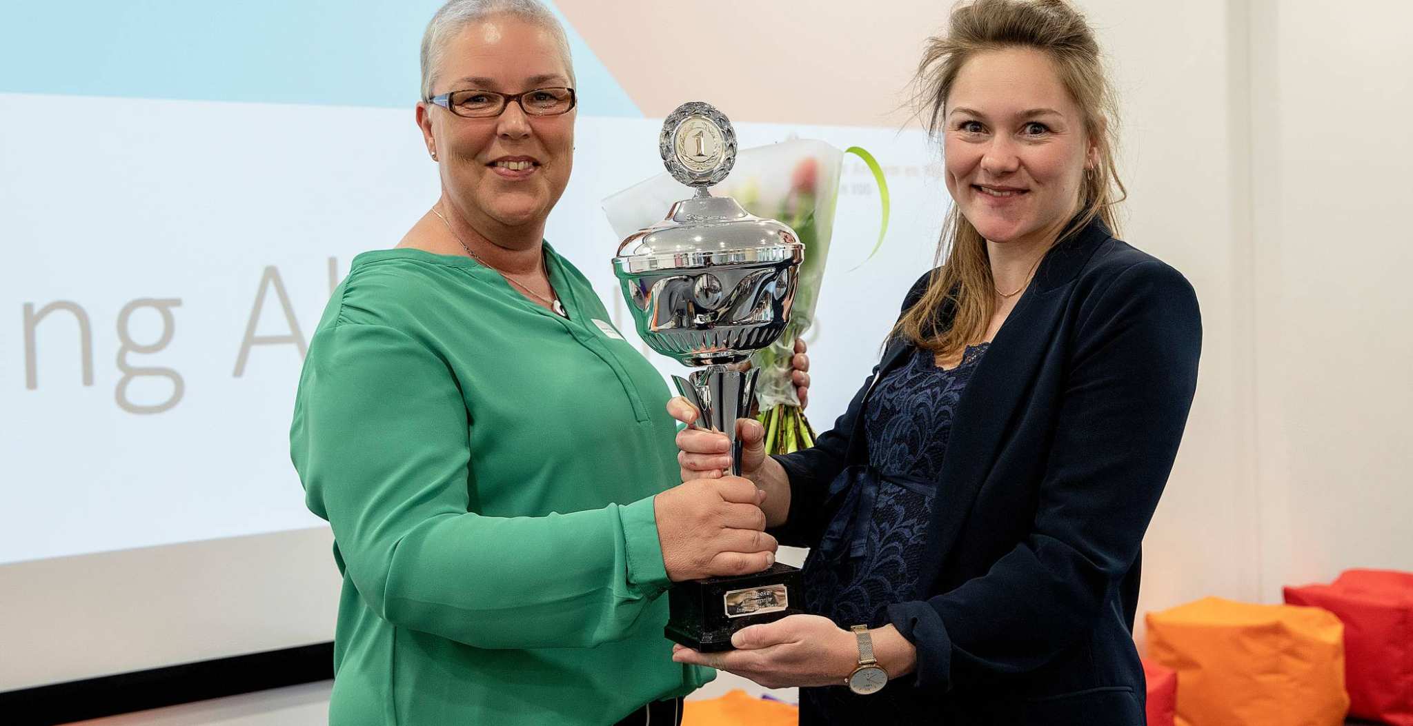 Marjan Visser wint alumniprijs 2019. Marloes rijkt prijs uit