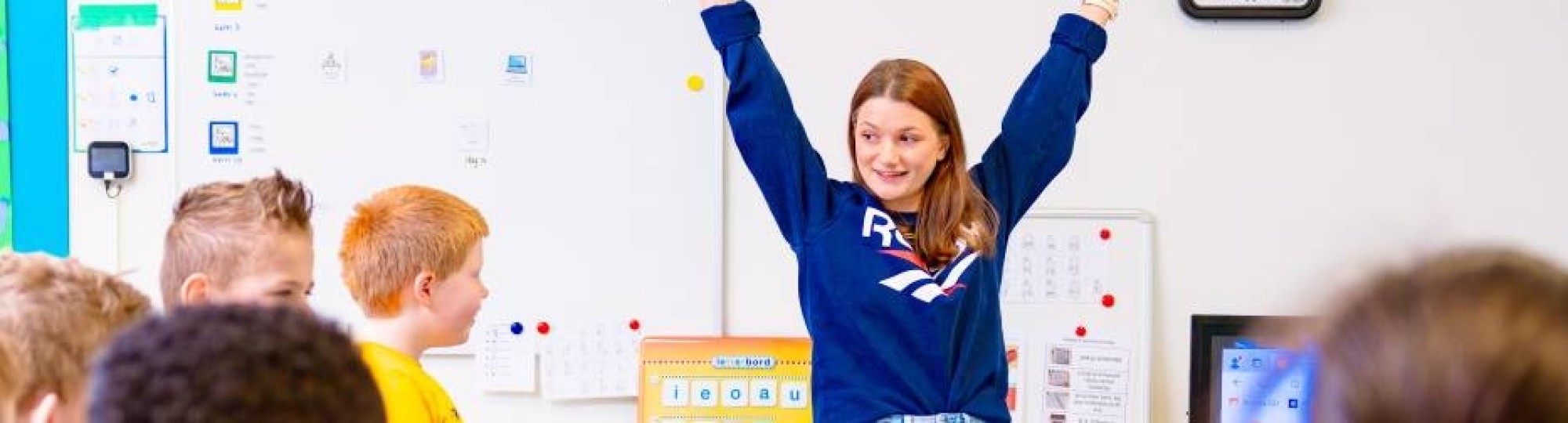 Speciaal Onderwijs op de school Lichtenbeek. Lerares geeft les aan de kinderen. 