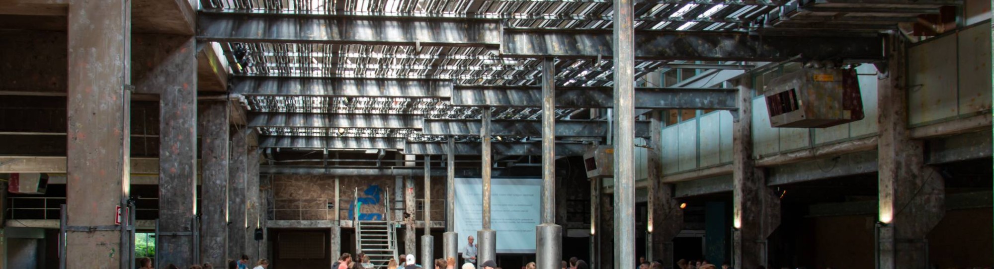 bouwkundestudenten in oude fabriekshal