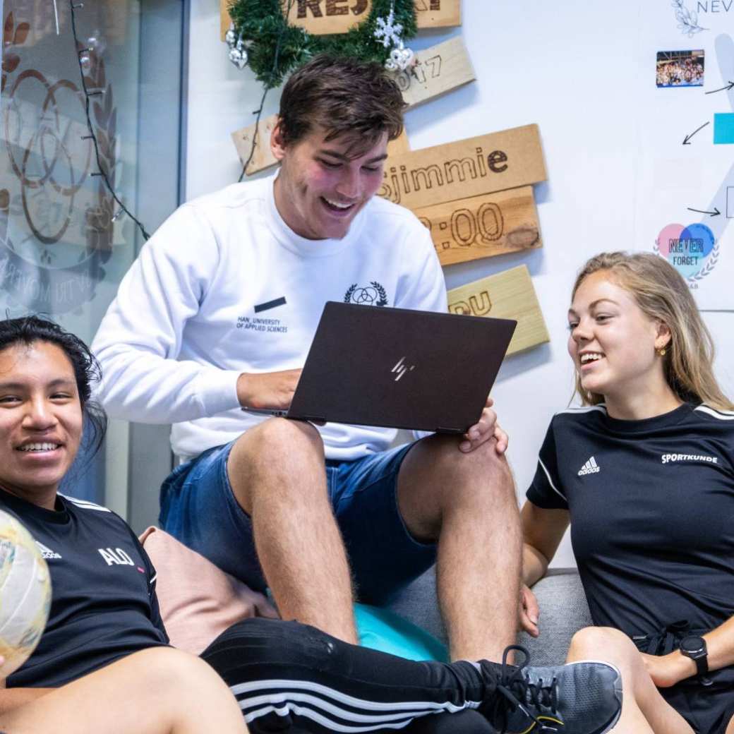 sportkunde en alo samen staande foto studenten zitten binnen bij trimovere met laptop esteban tom carlijn 2022