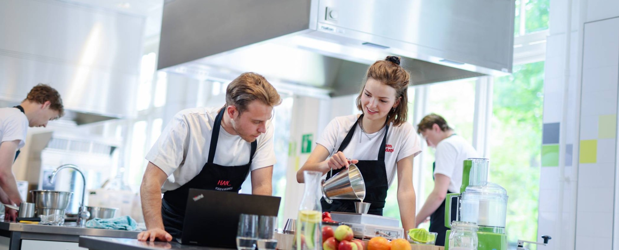 Food & Business studenten in de Creative Kitchen