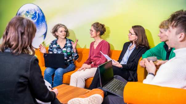 docenten in overleg op de groenewoudseweg