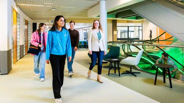 Studenten hbo Bedrijfskunde lopen door het HAN gebouw in Arnhem
