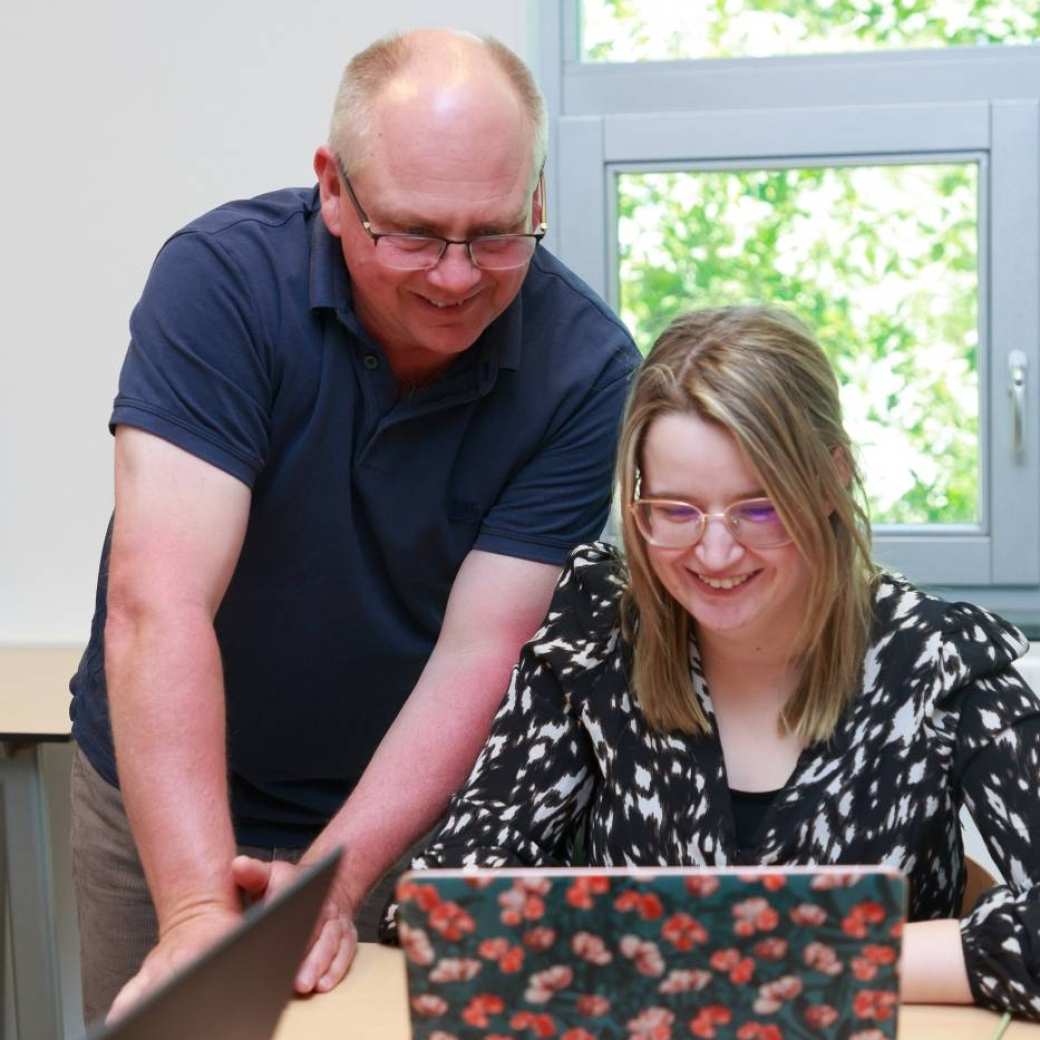 Docent Danial Godfrey en student Carmen Stoffers van de opleiding Master Molecular Life Sciences