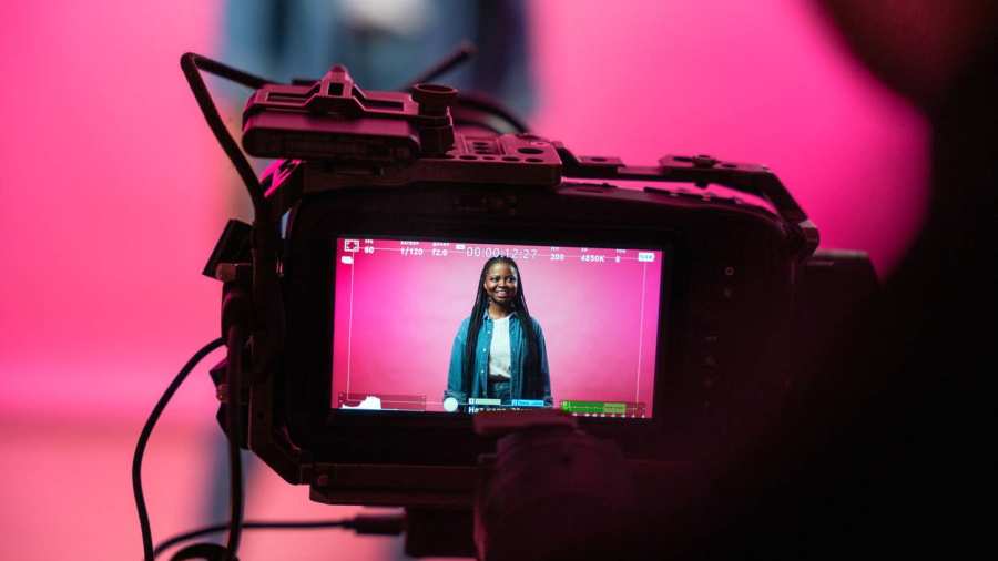 Voor werving studenten videoadvertenties