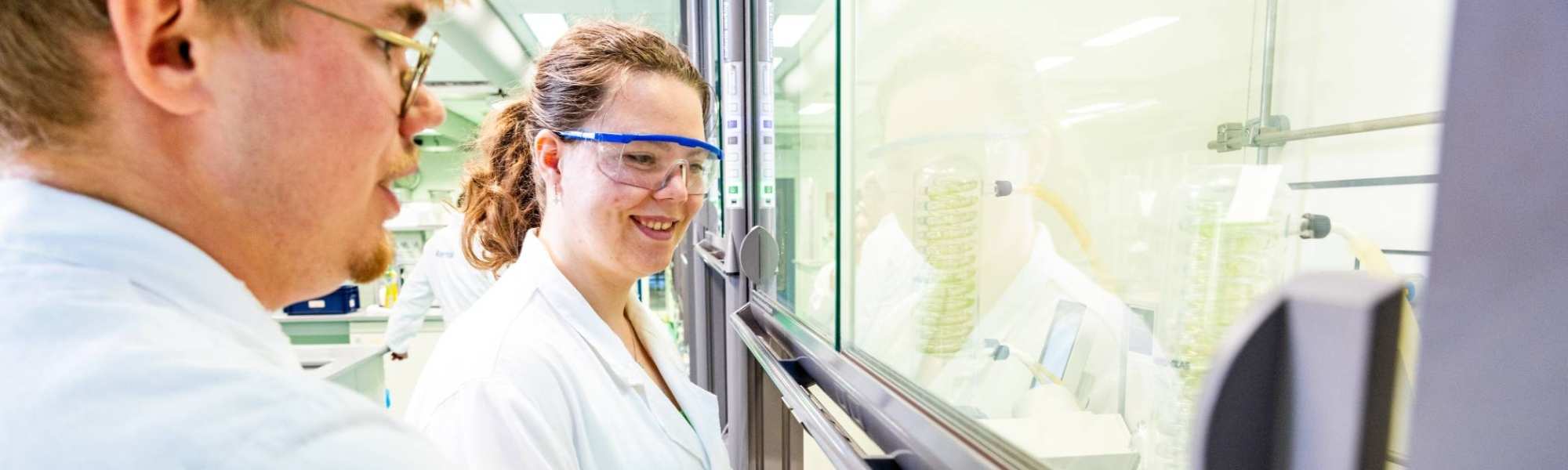 studenten chemie aan het werk in het lab