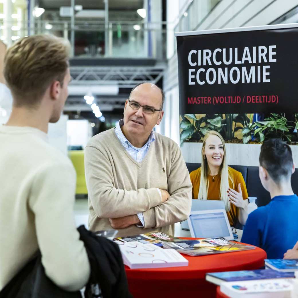 Open Avond Arnhem. Bezoekers master circulaire economie op informatiemarkt Ruitenberglaan 31, Arnhem