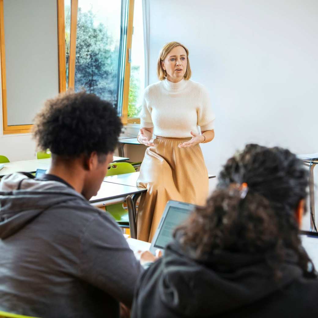 docent staat voor 3 masterstudenten en geeft uitleg