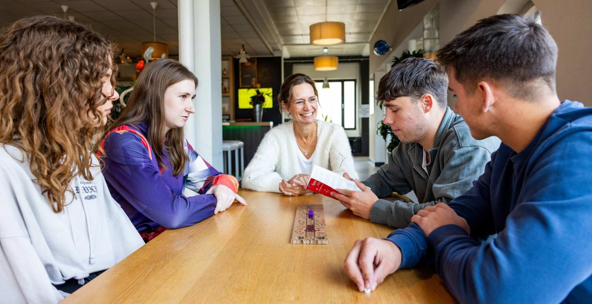 Studenten en docenten spelen het spel 'Kansen Keren' en gaan in gesprek over kansengelijkheid.