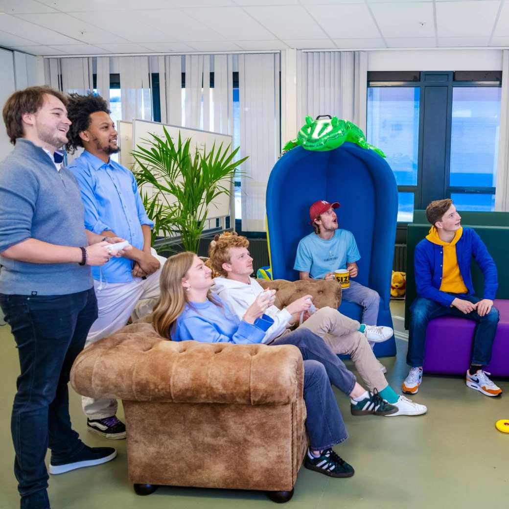 Commerciële Economie - Innovation studenten aan het gamen