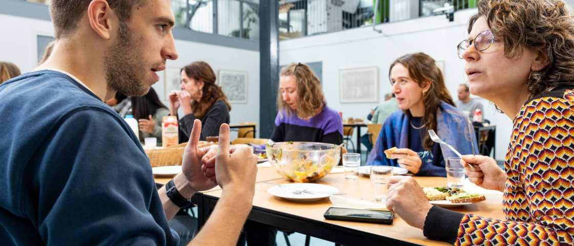 Studenten IPL organiseren een lunch met samenwerkingspartners. Daarna verzorgen ze tussenpresentaties aan hun opdrachtgevers uit de wijk Spijkerkwartier in Arnhem.