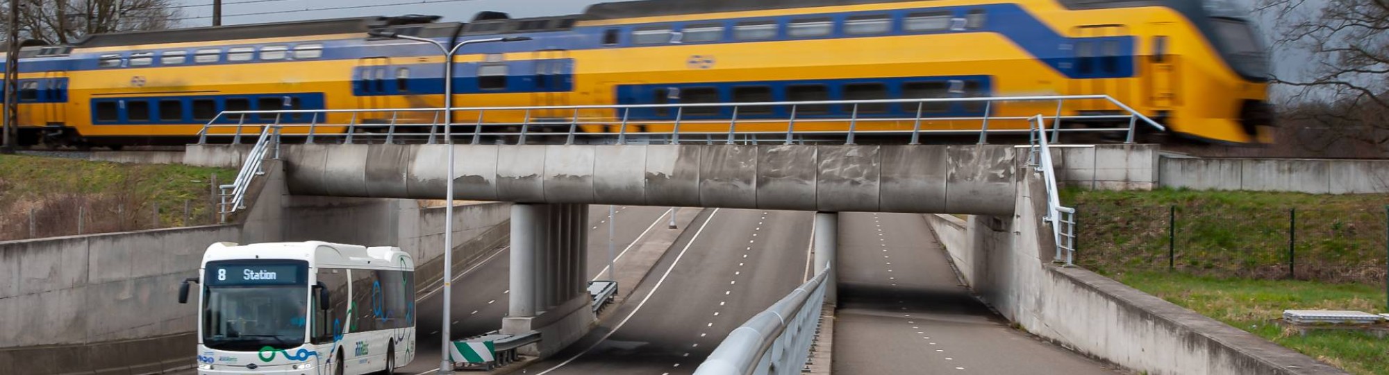 Civiele Techniek trein onderdoorgang viaduct underpass met bus