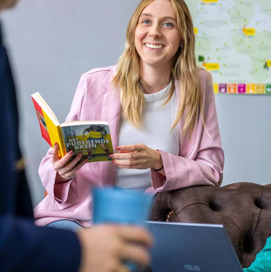 Gesprek tussen een man en een vrouw, waarbij de man op zijn vingers telt.