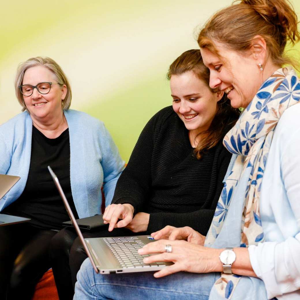 Drie vrouwen zijn aan het overleggen