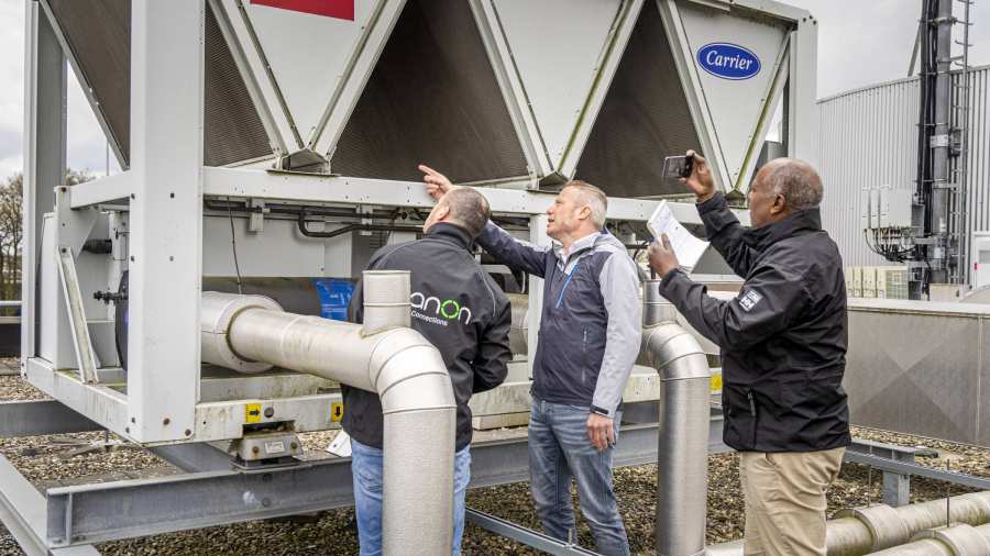 Drie Vastgoedinspecteurs tijdens een inspectie op het dak.