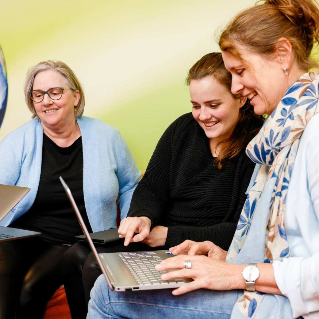 Drie vrouwen zijn aan het overleggen