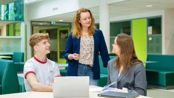Studenten hbo Bedrijfskunde in overleg met docent