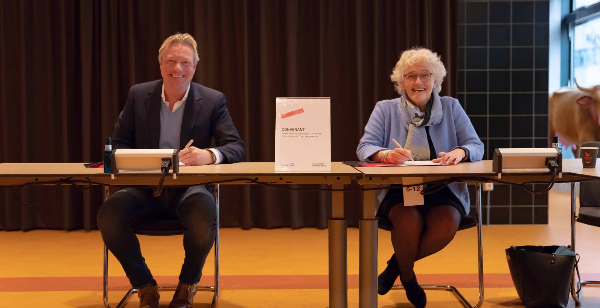 Ondertekening samenwerking convenant Yvonne de Haan en Jan van Dellen