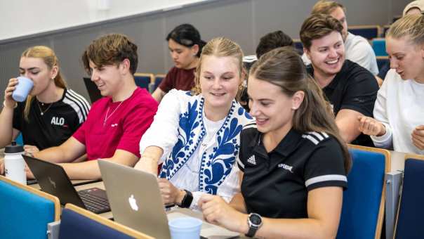 sport sportkunde en alo studenten en docenten op sportveld en gymzaal