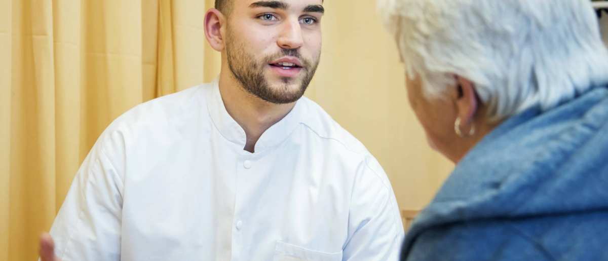 Voltijd Verpleegkunde student in gesprek met cliënt/ patiënt-4