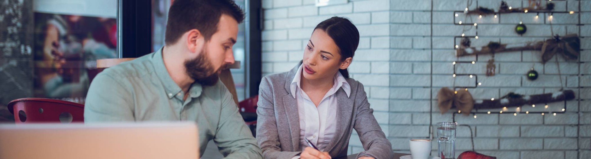 Een financieel adviseur in gesprek met een mkb-ondernemer.