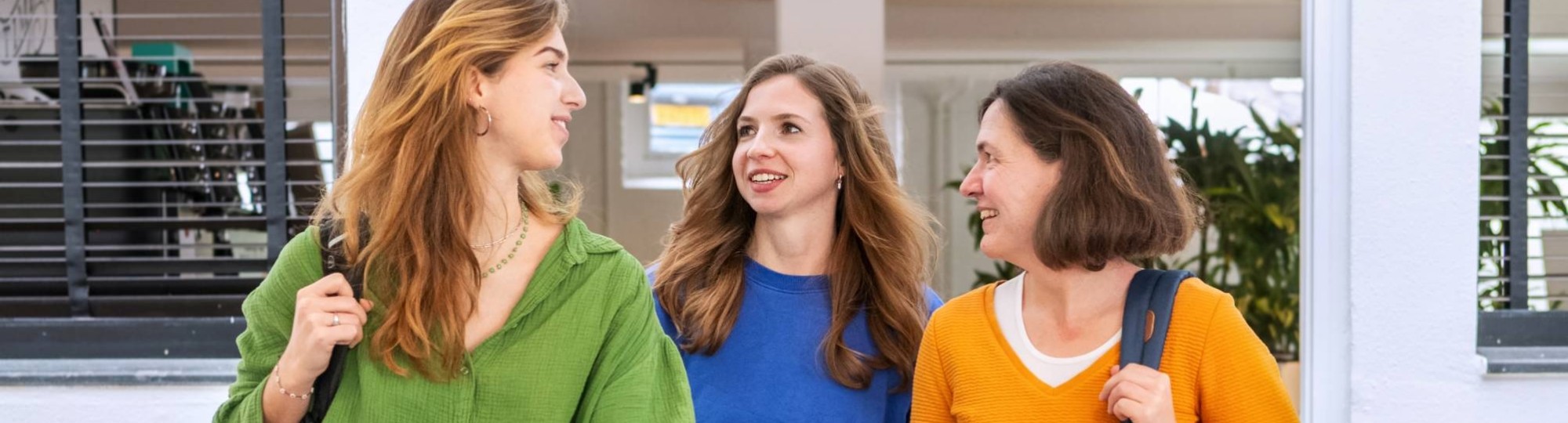 Studenten vooruitlopend op de gang, kijkend naar elkaar.