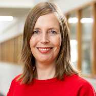 Portretfotot Marloes Kleinjan, rode trui dragend