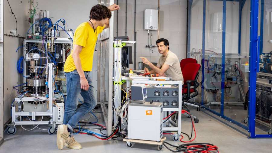 Studenten aan het werk op het Hydrogen lab bij HAN Connectr op het IPKW, samenwerken, waterstof